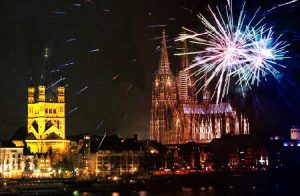 Kölner Dom mit Feuerwerk